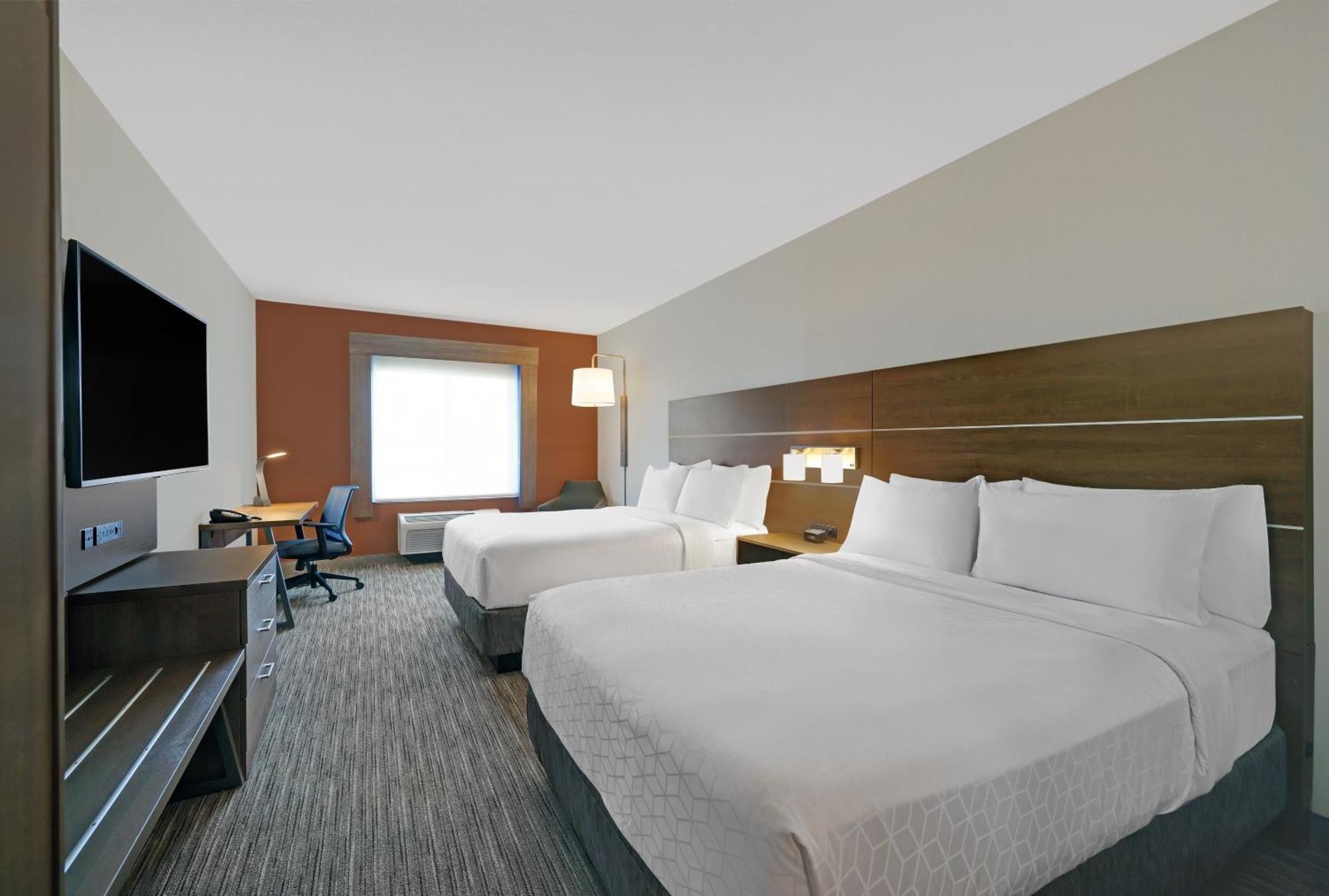 Standard Queen Room Two Queen Beds Mobility Accessible Tub